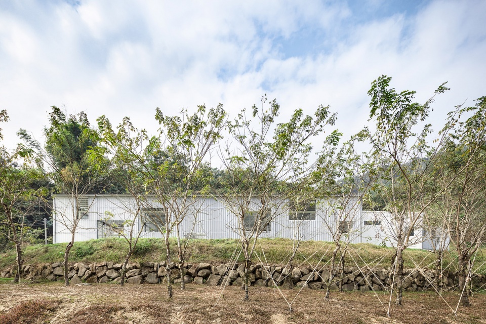 in between by j r architects