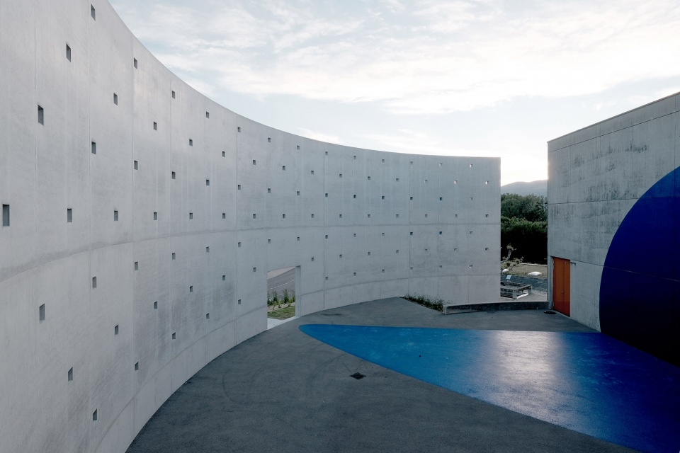new entry of the high school of engineering and management by af architectes