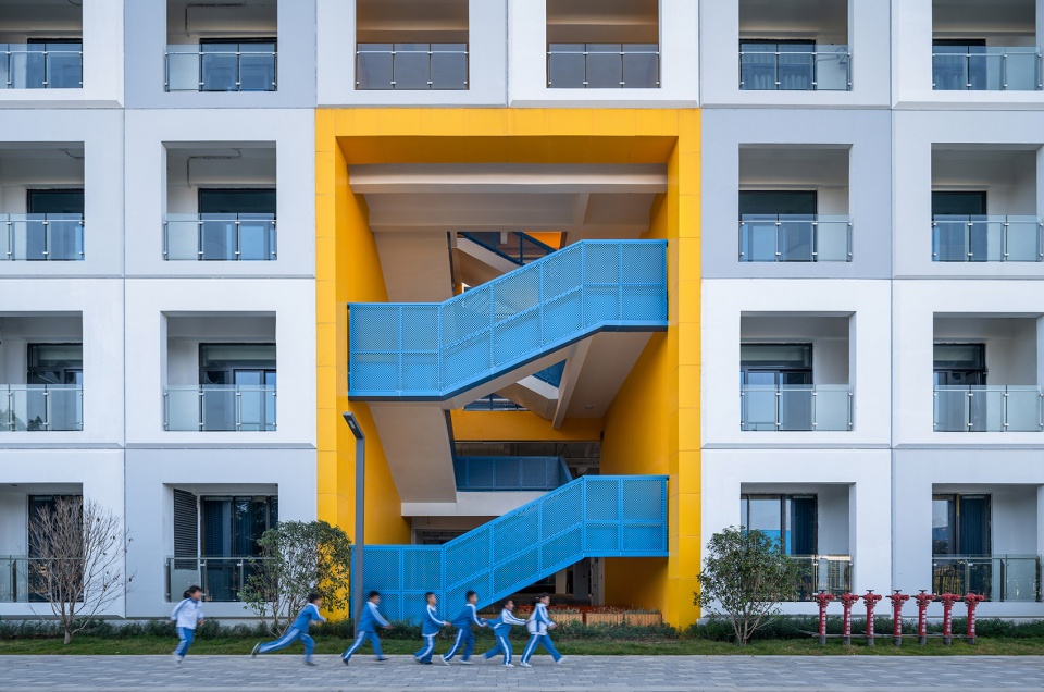 jinlong prefab school shenzhen china by crossboundaries