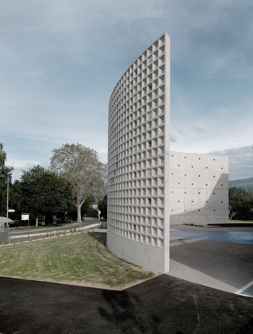 new entry of the high school of engineering and management by af architectes