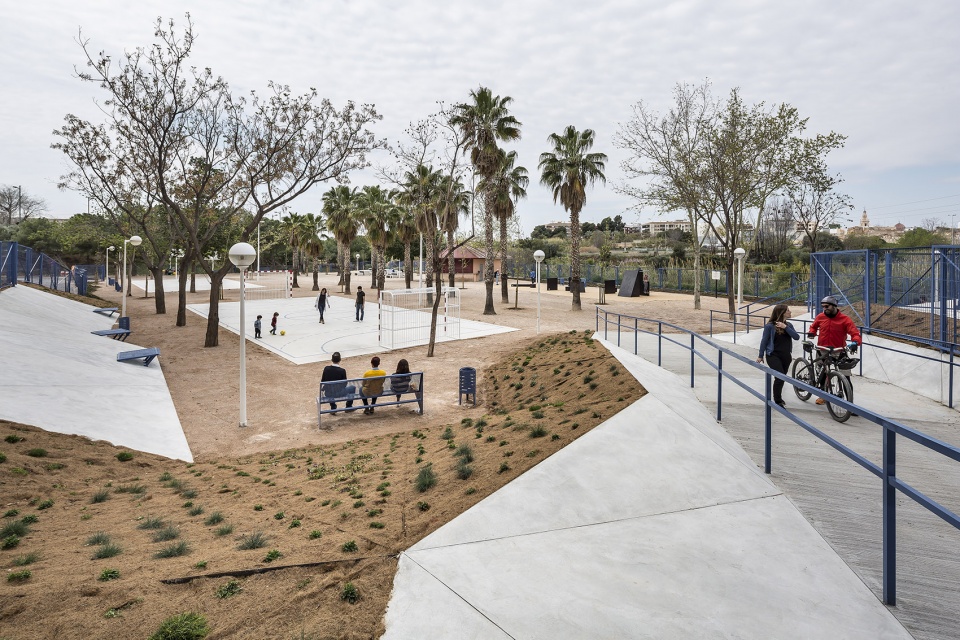 carmen carpintero park by tambori arquitectes and maria gil