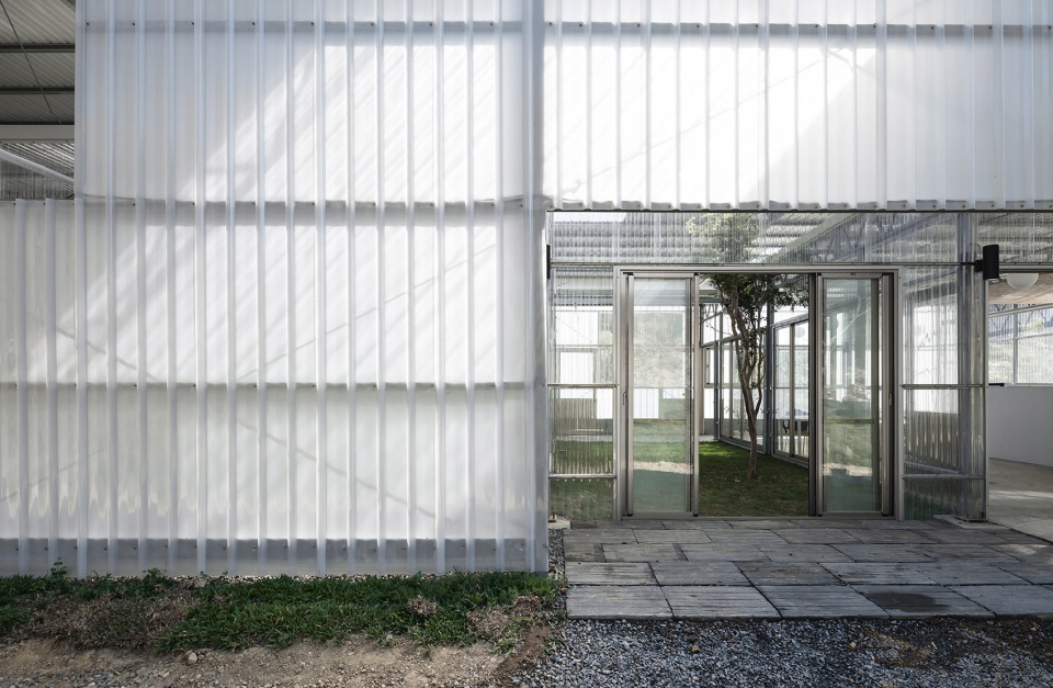 in between by j r architects