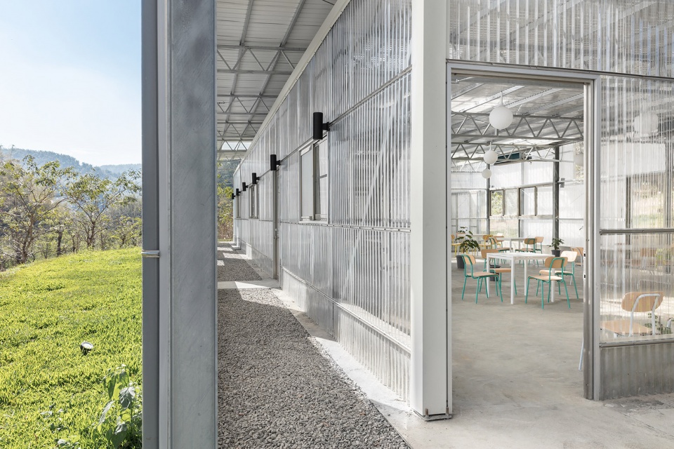 in between by j r architects