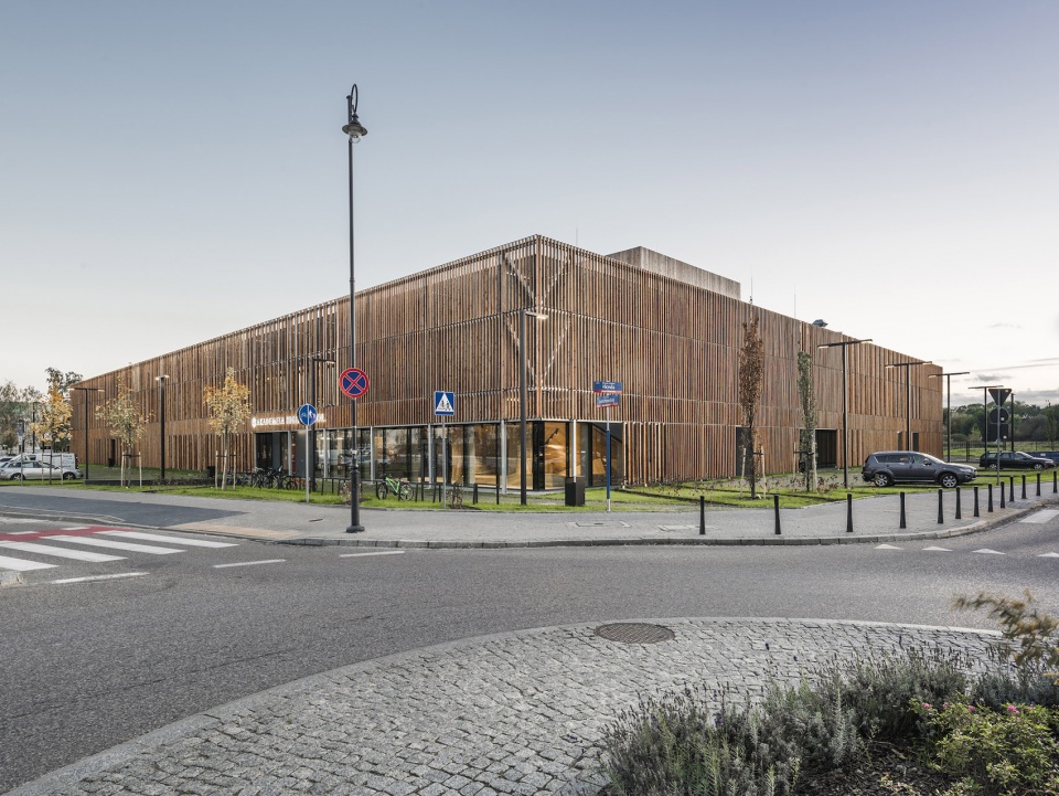 akademeia high school in warsaw by medusa group architects