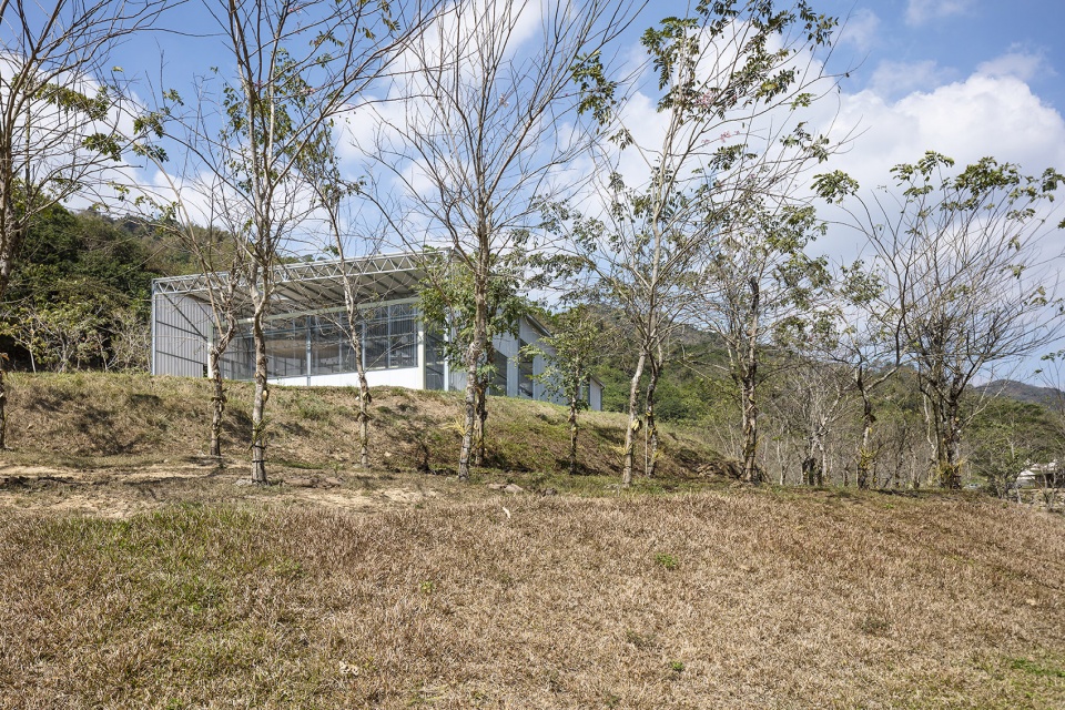 in between by j r architects