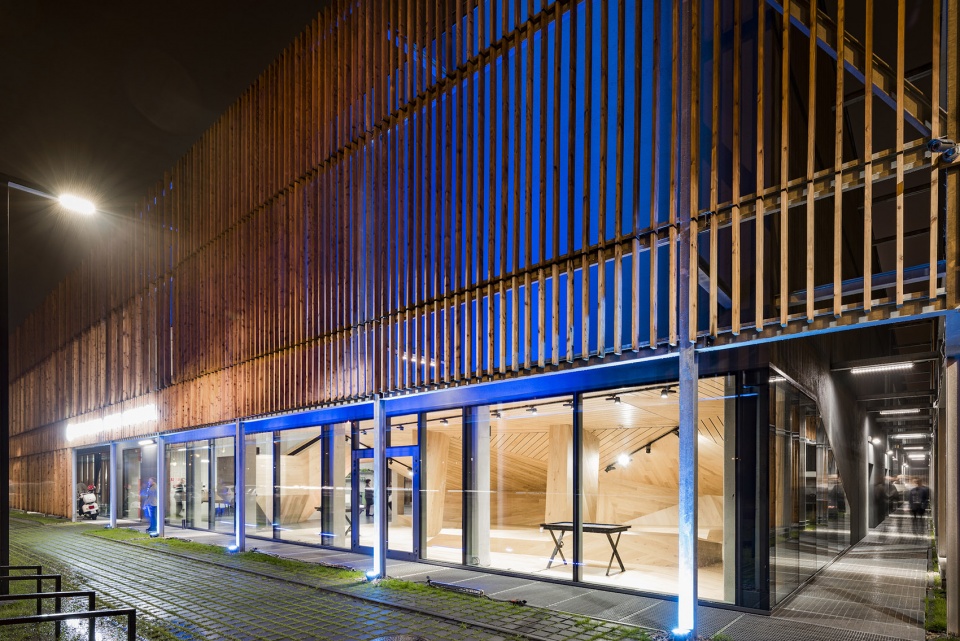 akademeia high school in warsaw by medusa group architects