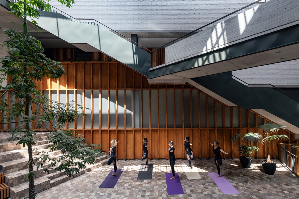 natura building by diezmuller arquitectos