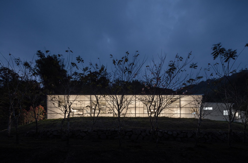 in between by j r architects