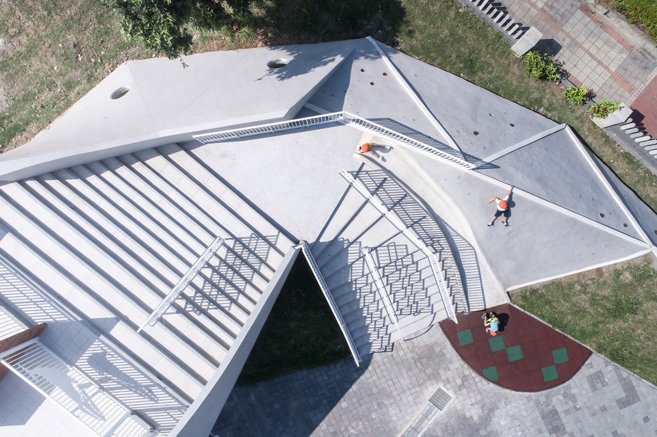 a whale story by j r architects