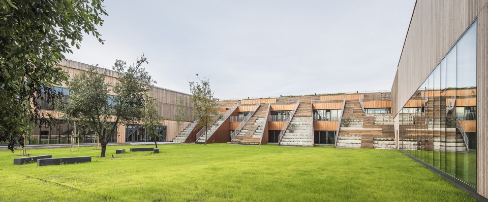 akademeia high school in warsaw by medusa group architects