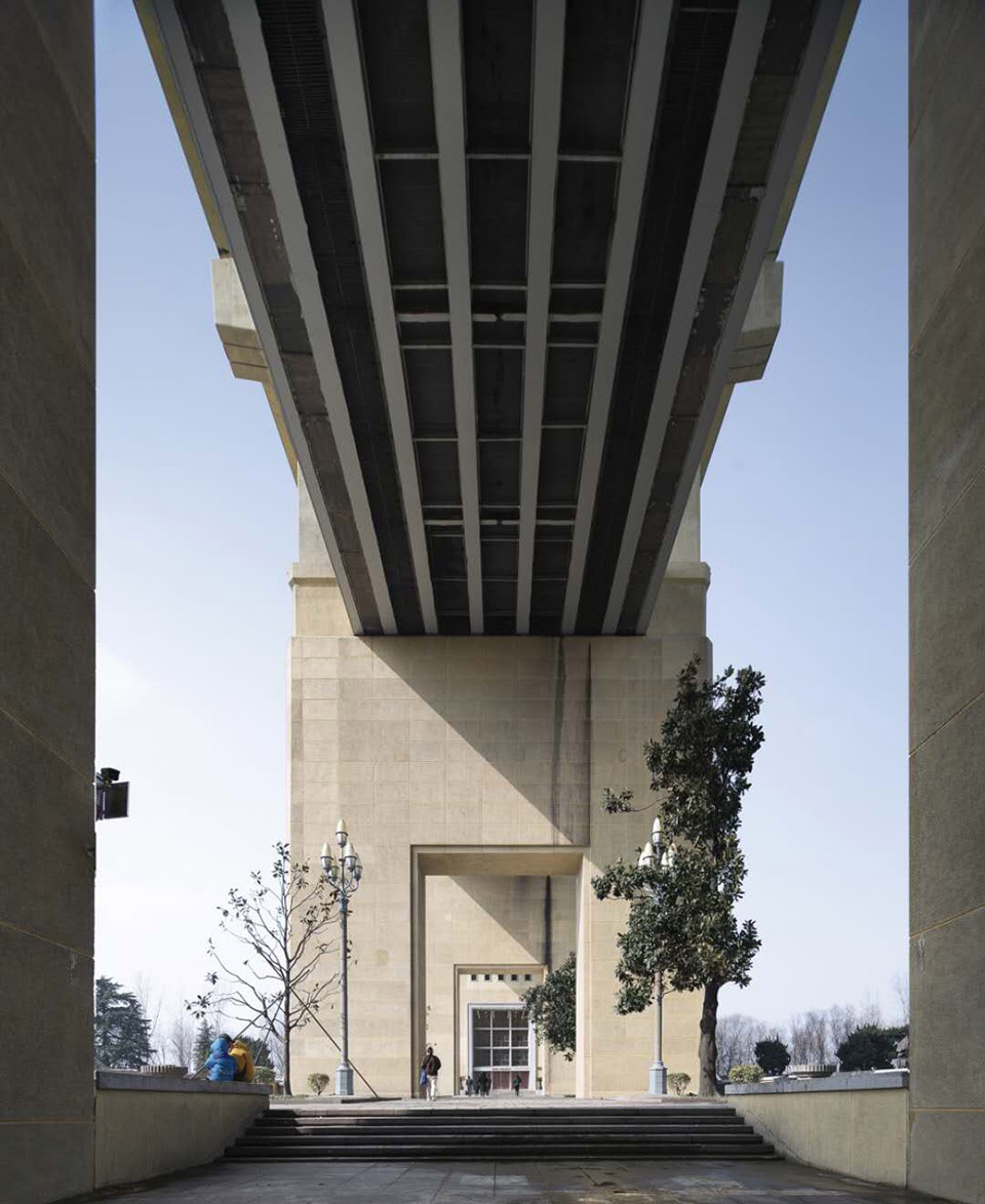 nanjing yangtzer river bridge by land studion