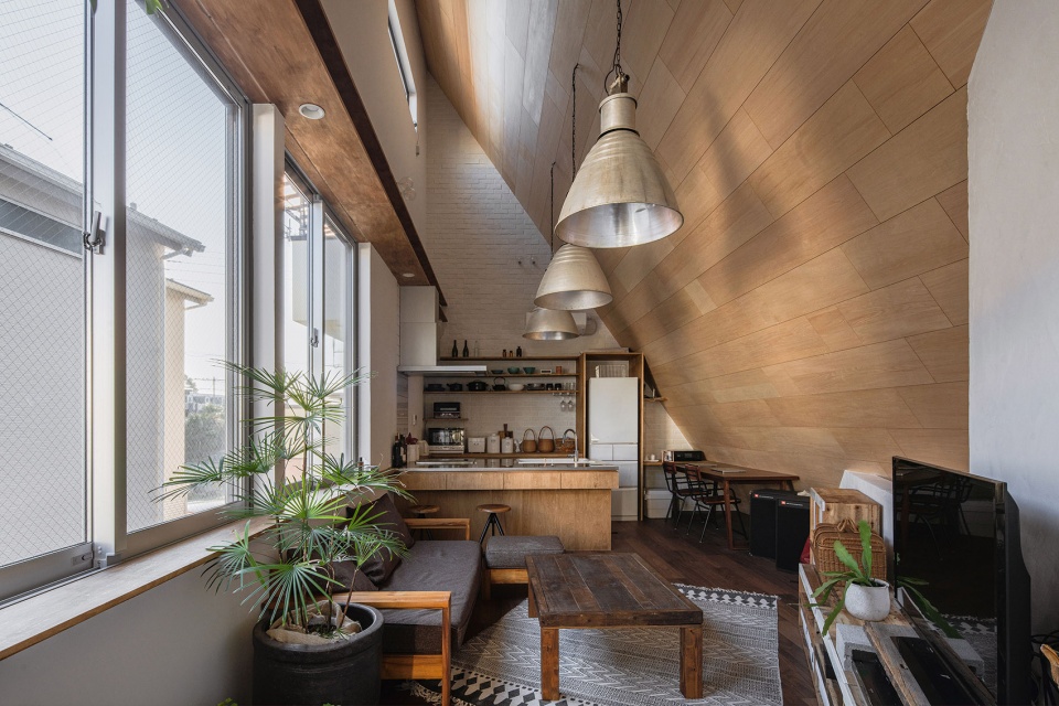 8.5 House by DOG