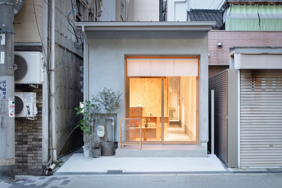 a hair and eyelash salon land by sides core