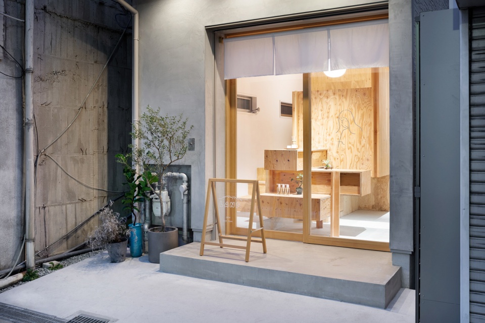 a hair and eyelash salon land by sides core