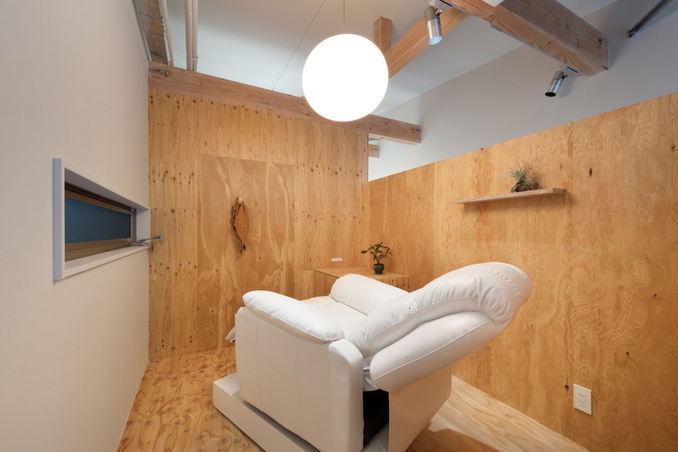 a hair and eyelash salon land by sides core