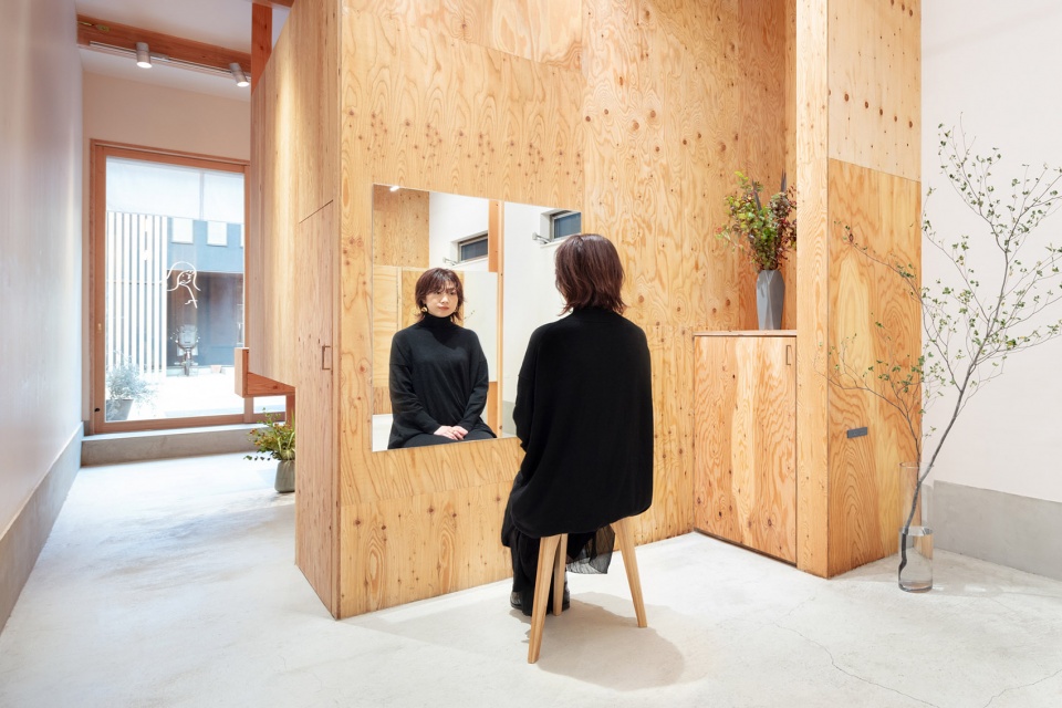a hair and eyelash salon land by sides core