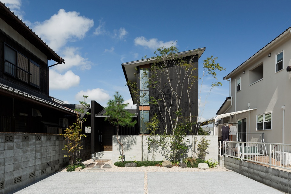 minakuchi house by hearth architects