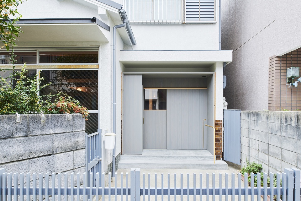the anti earthquake reinforcing catwalk house by hitotomori architects