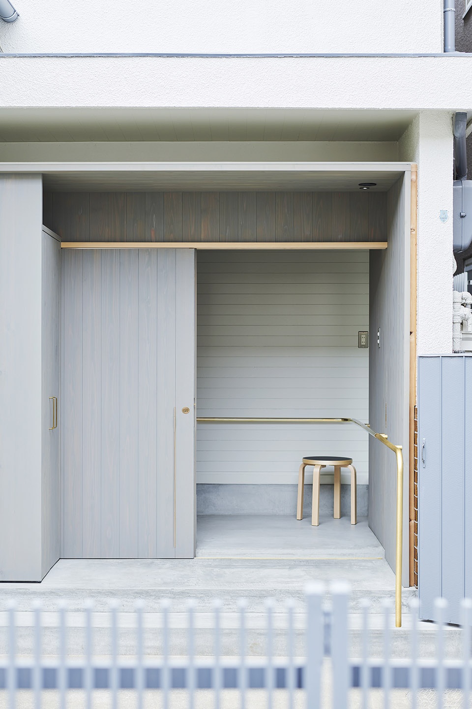 the anti earthquake reinforcing catwalk house by hitotomori architects