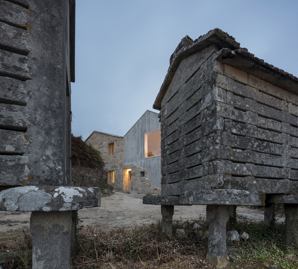 rural house restoration in miraflores by fuertespenedo arquitectos