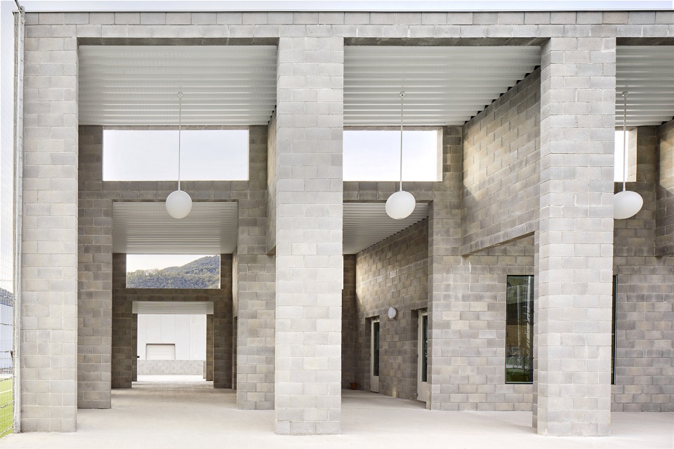 agora facility building in el morrot sports complex by unparelldarquitectes