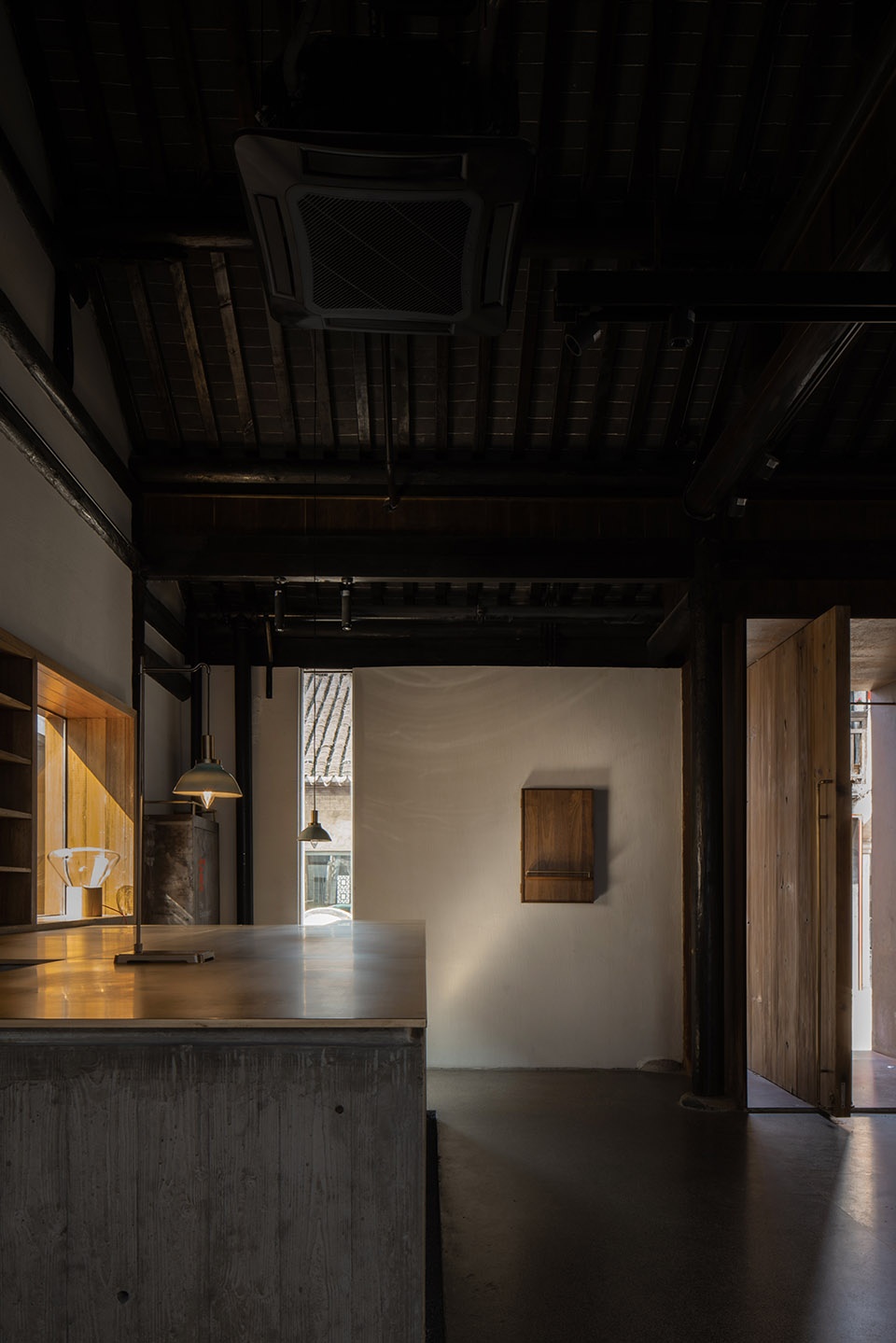 賀川with a slight push of the solid wood door of the main