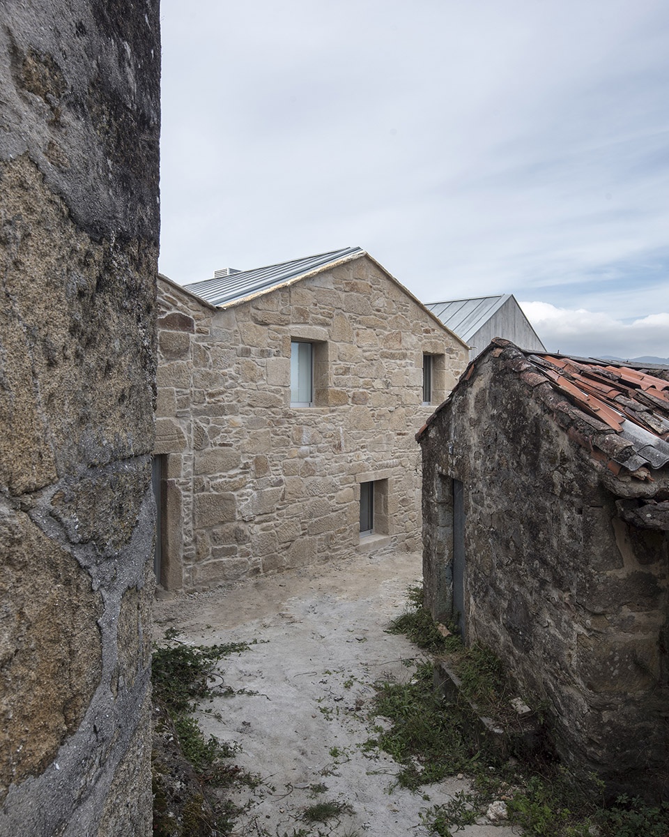 rural house restoration in miraflores by fuertespenedo arquitectos
