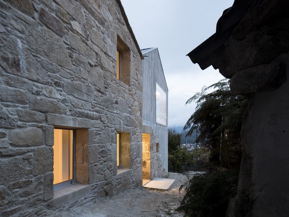 rural house restoration in miraflores by fuertespenedo arquitectos