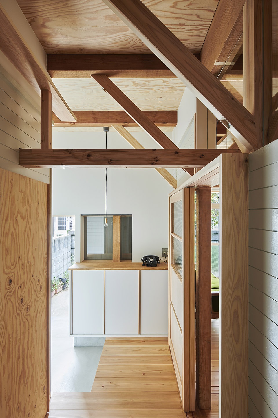 the anti earthquake reinforcing catwalk house by hitotomori architects