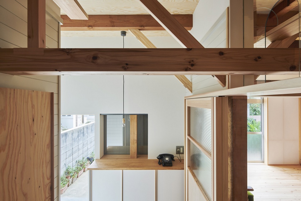 the anti earthquake reinforcing catwalk house by hitotomori architects