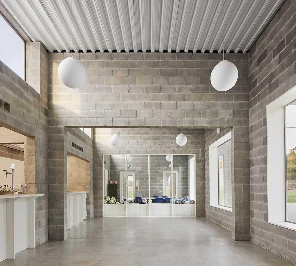 agora facility building in el morrot sports complex by unparelldarquitectes