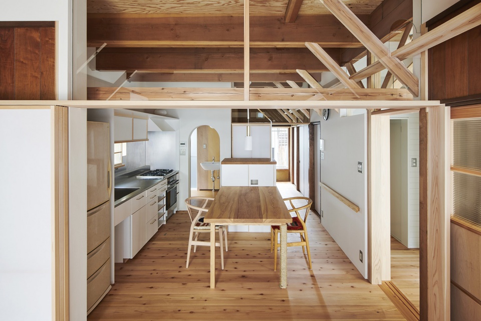 the anti earthquake reinforcing catwalk house by hitotomori architects