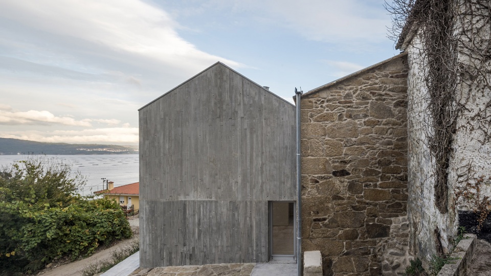 rural house restoration in miraflores by fuertespenedo arquitectos