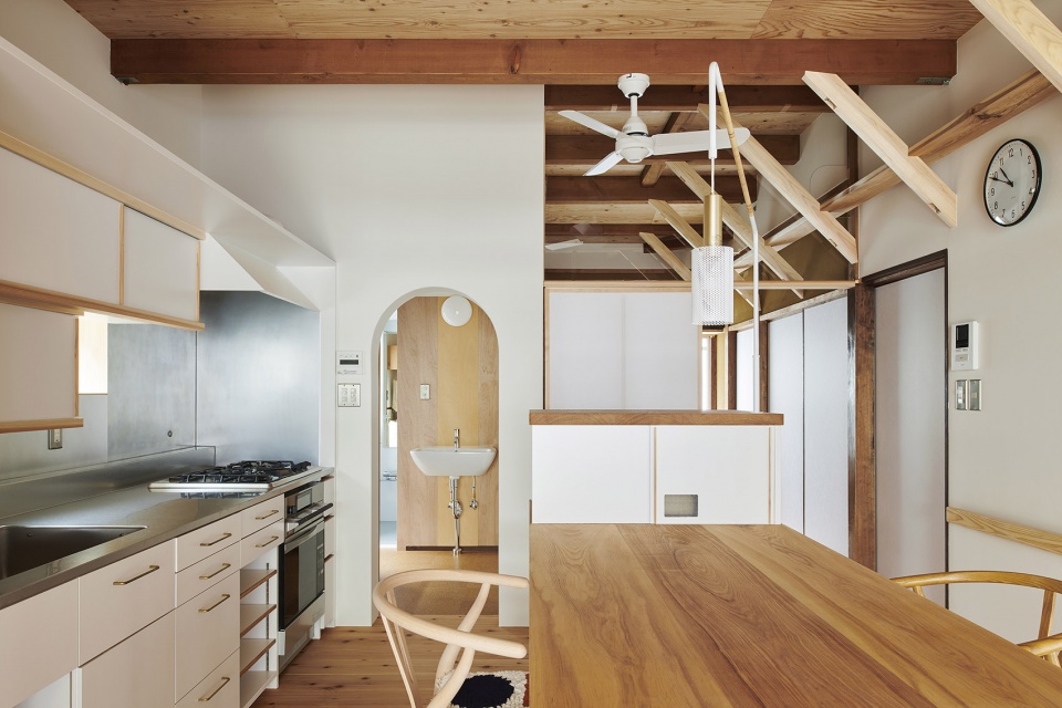 the anti earthquake reinforcing catwalk house by hitotomori architects