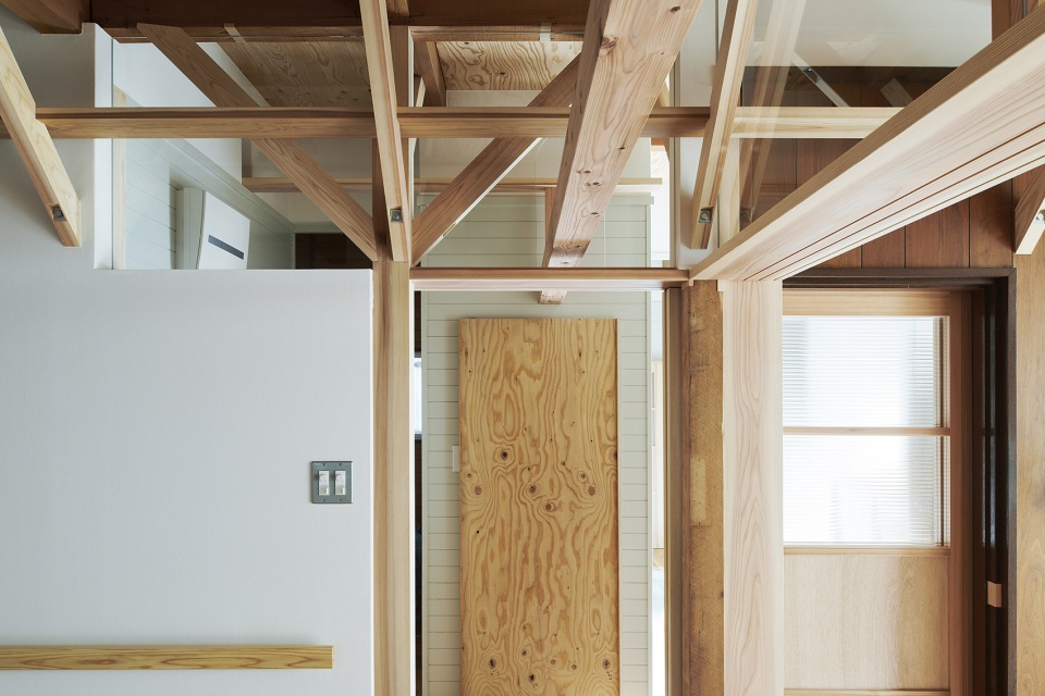 the anti earthquake reinforcing catwalk house by hitotomori architects