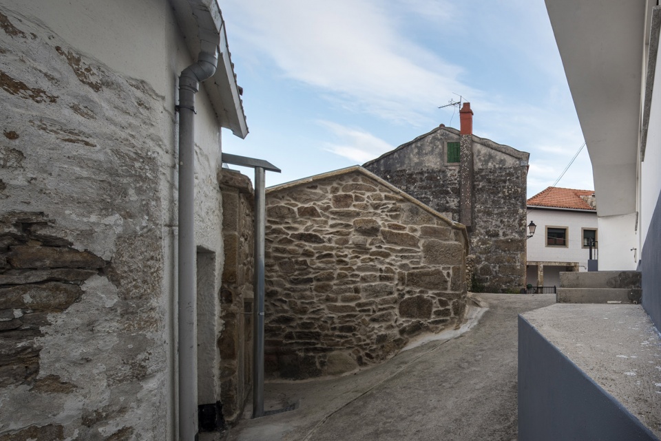 rural house restoration in miraflores by fuertespenedo arquitectos