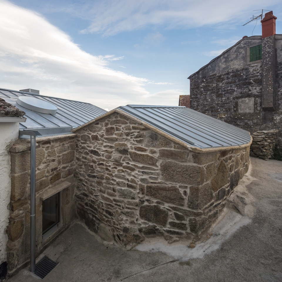 rural house restoration in miraflores by fuertespenedo arquitectos