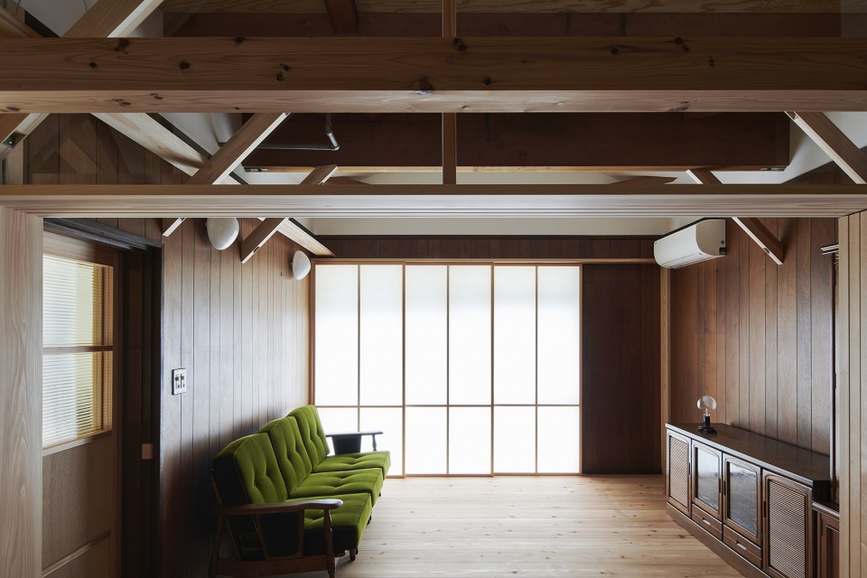 the anti earthquake reinforcing catwalk house by hitotomori architects