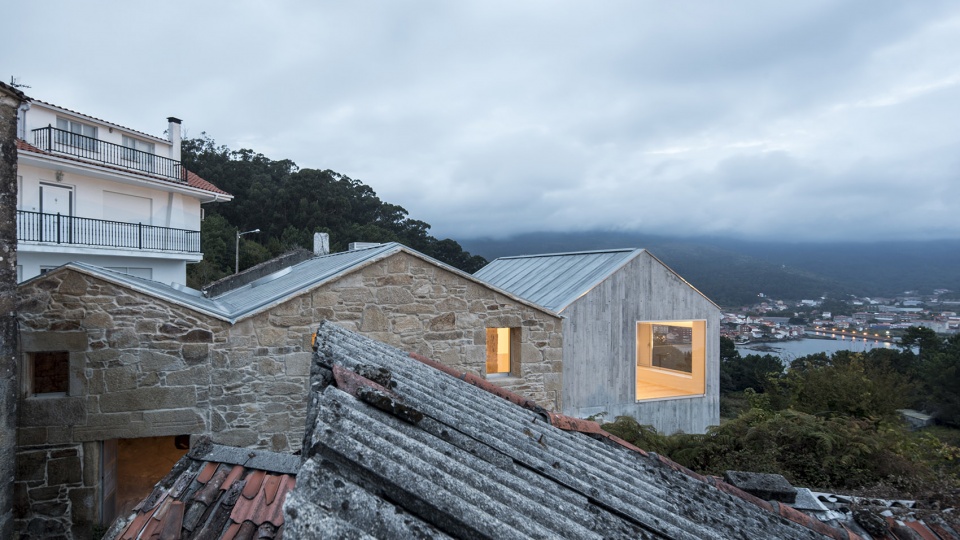 rural house restoration in miraflores by fuertespenedo arquitectos