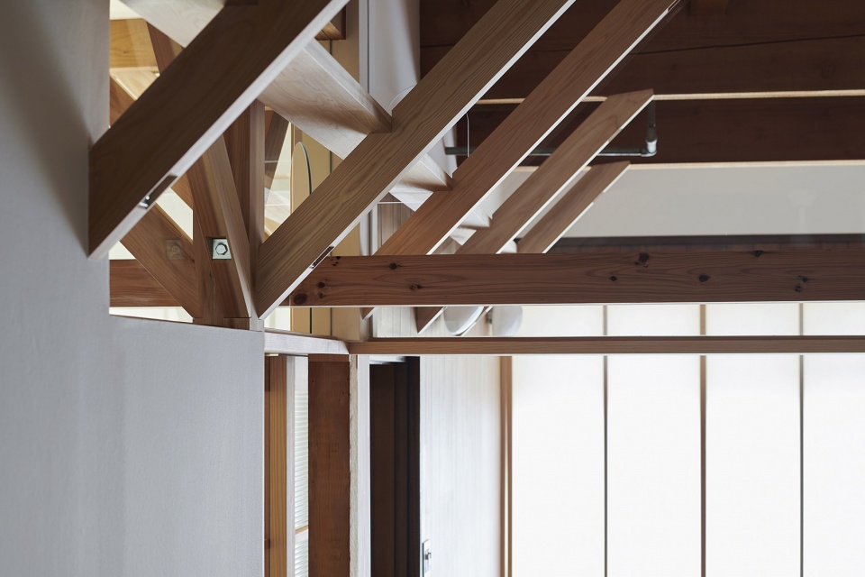 the anti earthquake reinforcing catwalk house by hitotomori architects