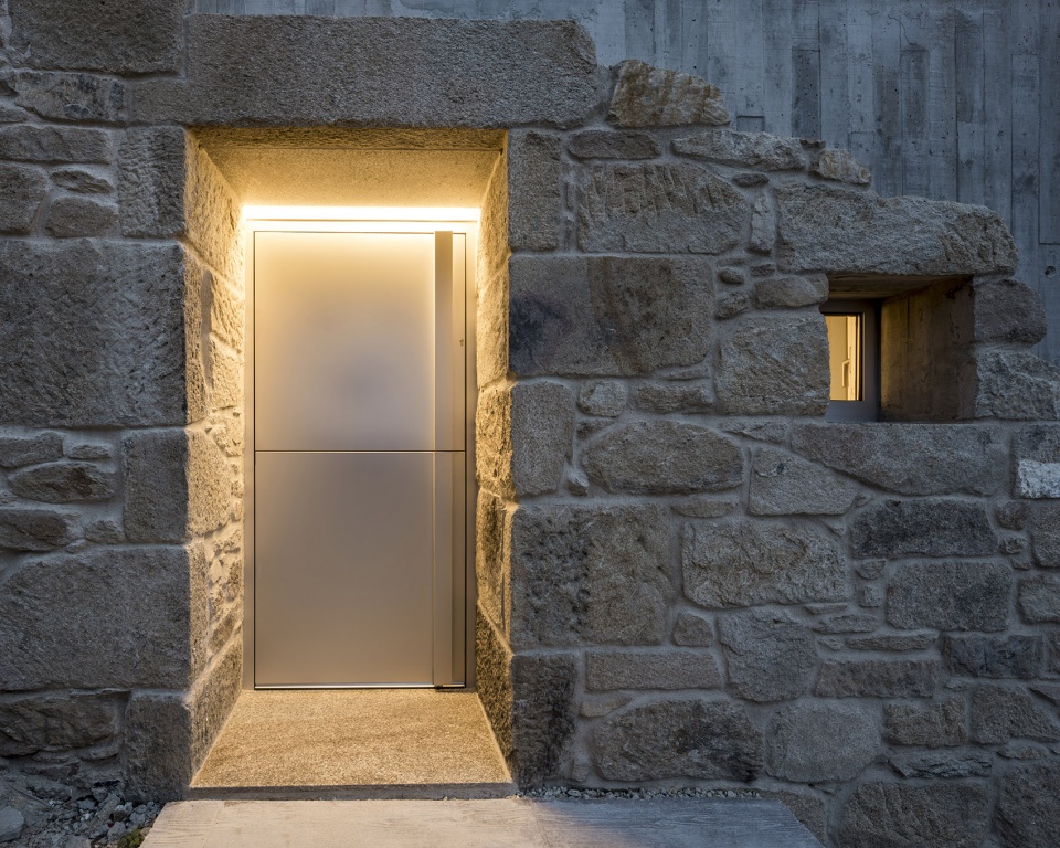 rural house restoration in miraflores by fuertespenedo arquitectos