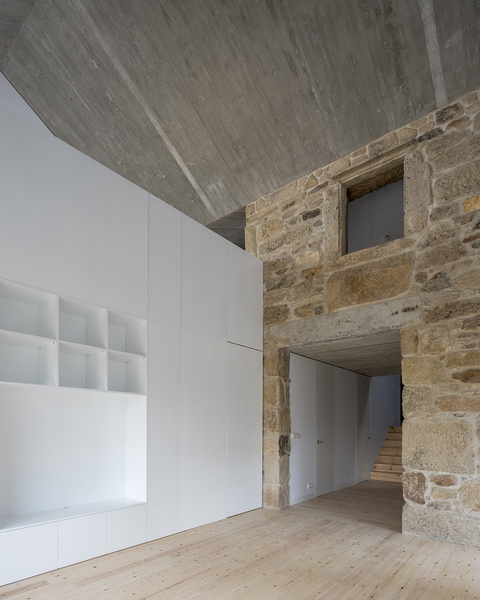 rural house restoration in miraflores by fuertespenedo arquitectos
