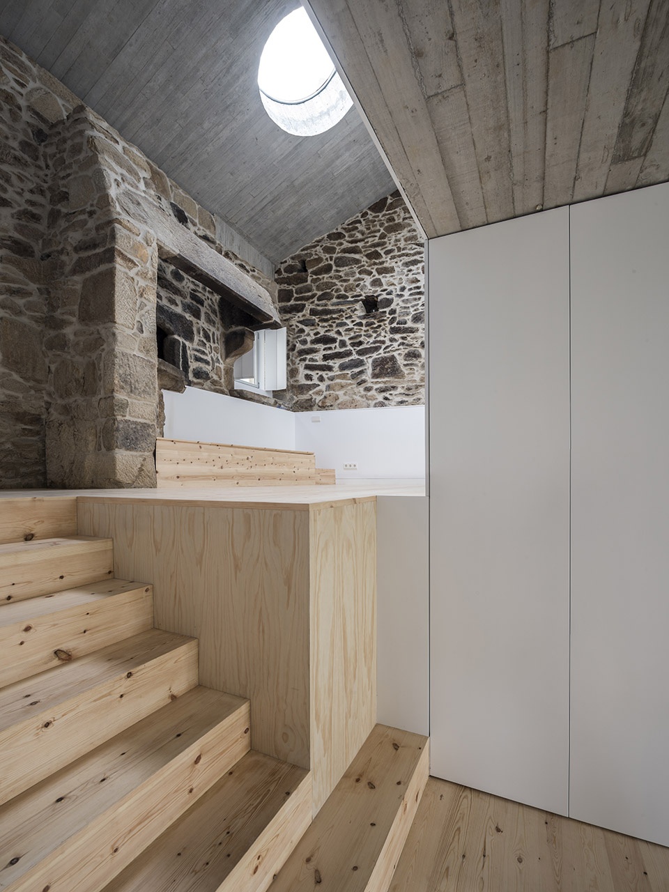 rural house restoration in miraflores by fuertespenedo arquitectos