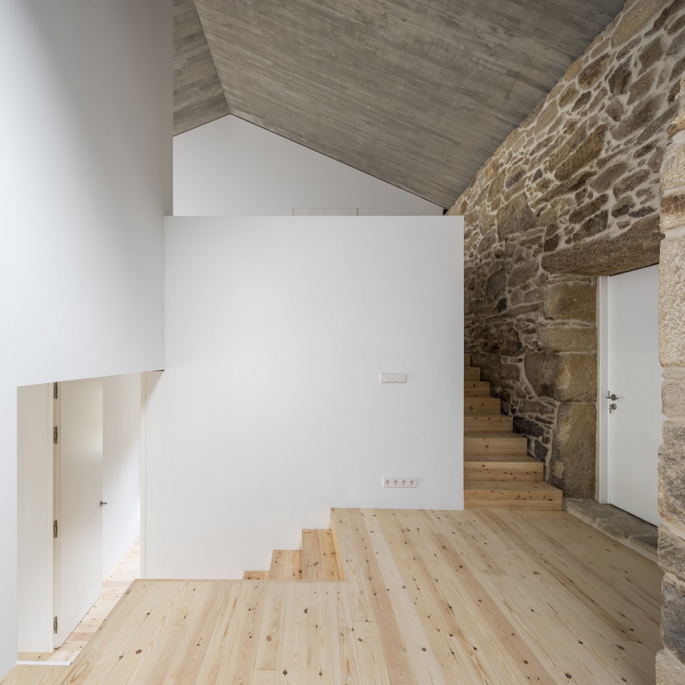 rural house restoration in miraflores by fuertespenedo arquitectos