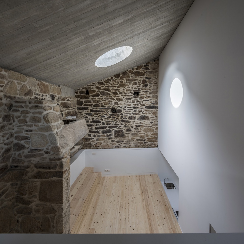 rural house restoration in miraflores by fuertespenedo arquitectos
