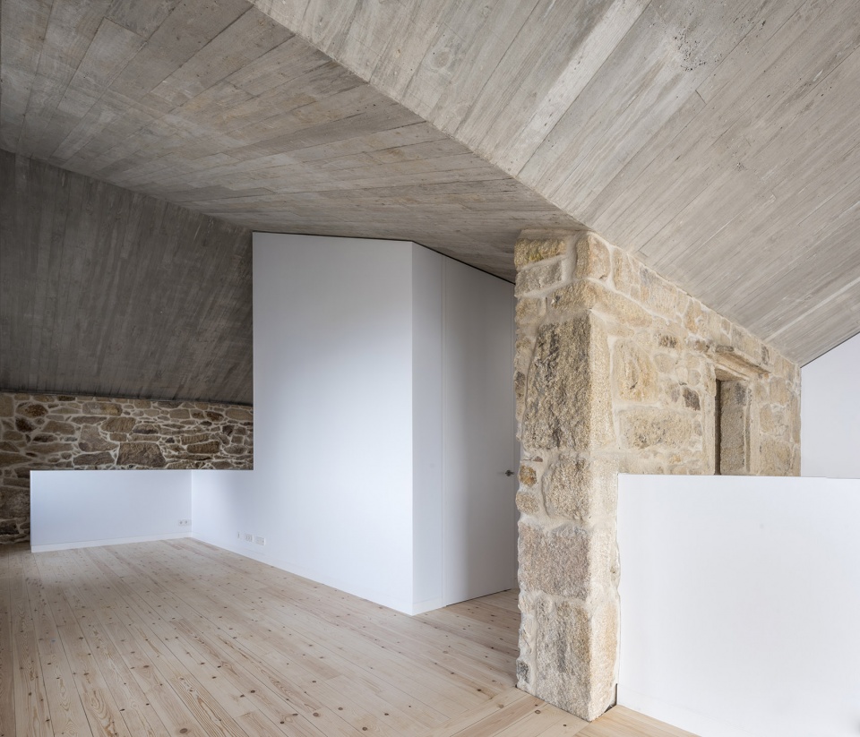 rural house restoration in miraflores by fuertespenedo arquitectos