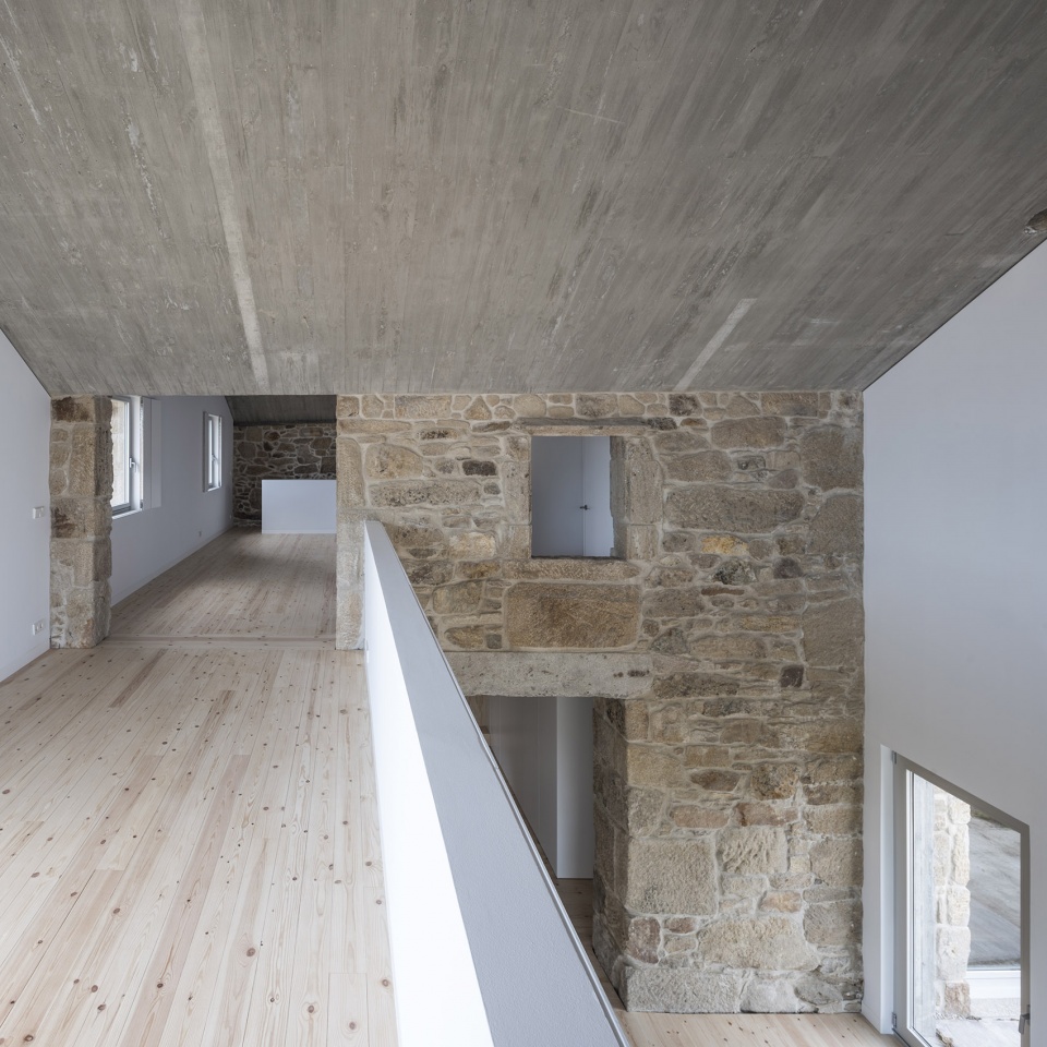 rural house restoration in miraflores by fuertespenedo arquitectos