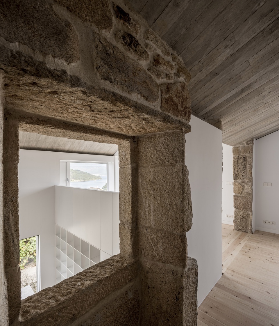 rural house restoration in miraflores by fuertespenedo arquitectos