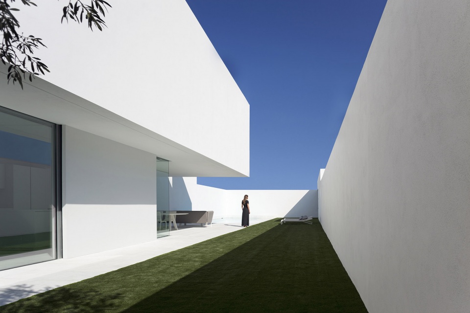 PATI BLAU by FRAN SILVESTRE ARQUITECTOS