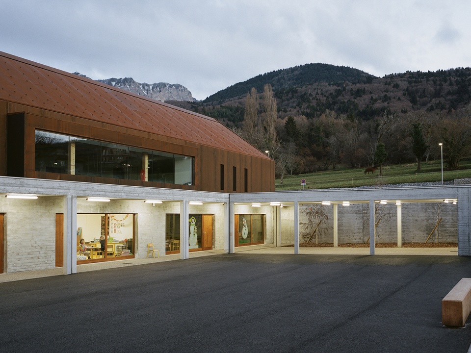 extension of school equipment in lugrin